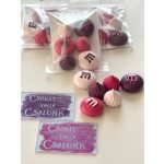 M&M csomag táblával