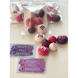 M&M csomag táblával