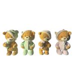 maci sapkábanvagy overálban