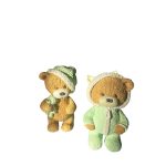 maci sapkábanvagy overálban