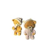 maci sapkábanvagy overálban