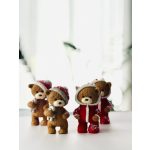 maci sapkábanvagy overálban